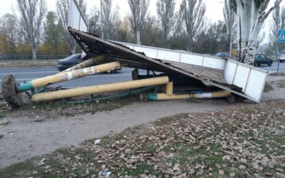 Фура врезалась в остановку на Донецком шоссе. Новости Днепра