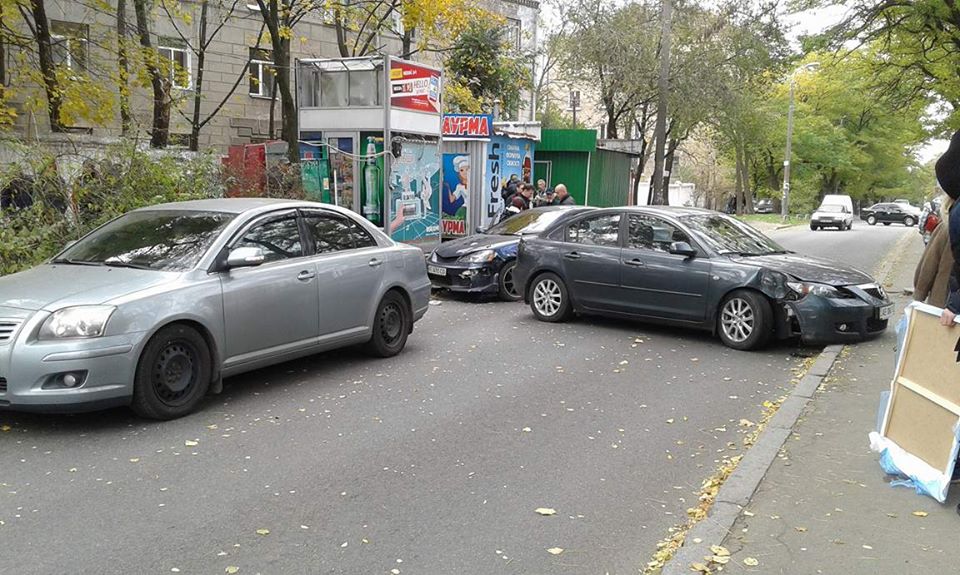 В Днепре автомобиль сбил светофор. Новости Днепр 