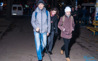 Прогулка с незрячим по улицам города. Новости Днепра