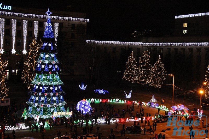 В Днепре открыли центральную новогоднюю елку (ФОТО). новости Днепра