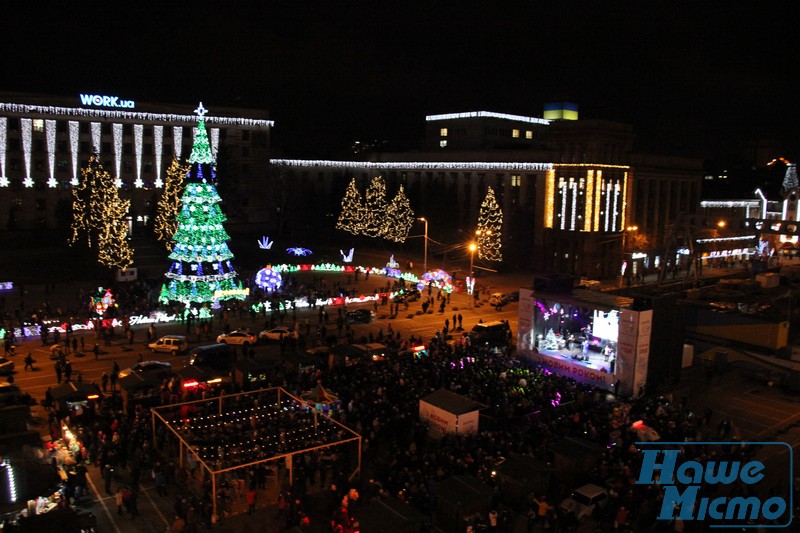 В Днепре открыли центральную новогоднюю елку (ФОТО). новости Днепра