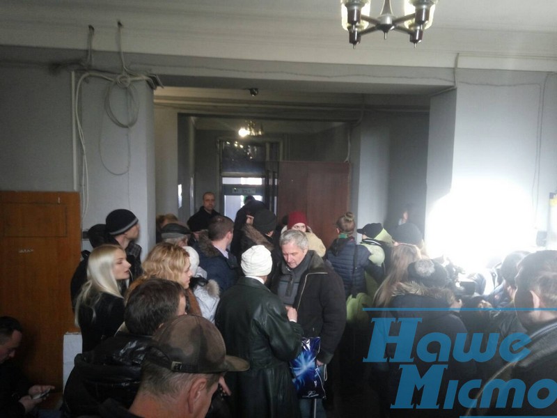 В Днепре «титушки» блокируют вход в суд представителям СМИ и активистам. Новости Днепра