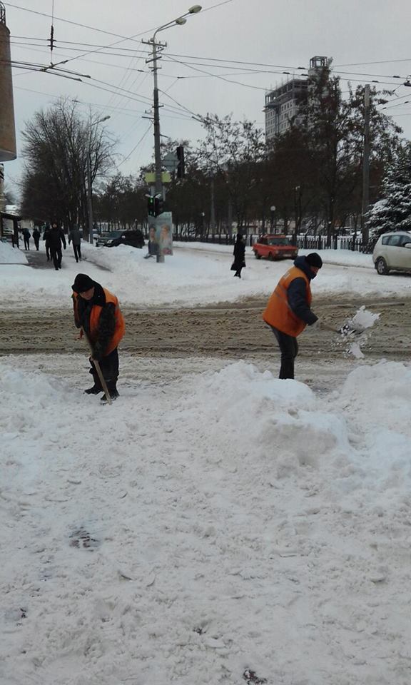 Холод – не преграда: в Днепре активно расчищают тротуары (ФОТОРЕПОРТАЖ). Новости Днепра.