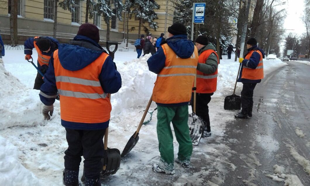 Холод – не преграда: в Днепре активно расчищают тротуары (ФОТОРЕПОРТАЖ). Новости Днепра.