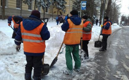 Холод – не преграда: в Днепре активно расчищают тротуары (ФОТОРЕПОРТАЖ). Новости Днепра.