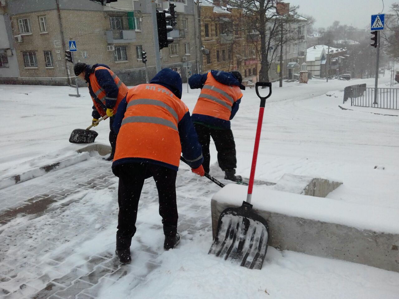 Холод – не преграда: в Днепре активно расчищают тротуары (ФОТОРЕПОРТАЖ). Новости Днепра.