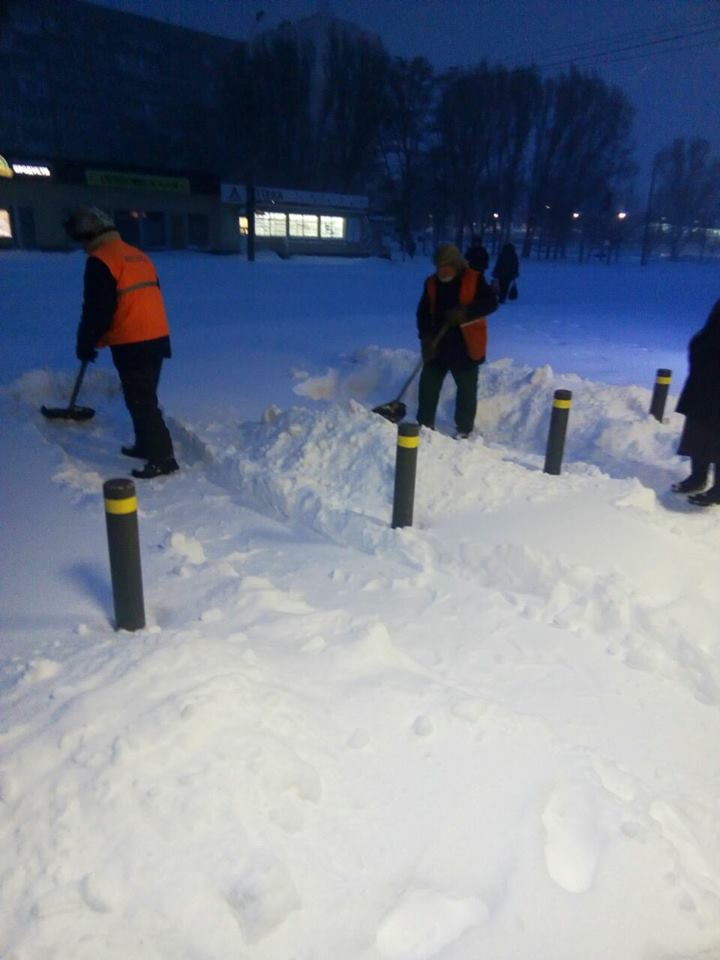 Холод – не преграда: в Днепре активно расчищают тротуары (ФОТОРЕПОРТАЖ). Новости Днепра.