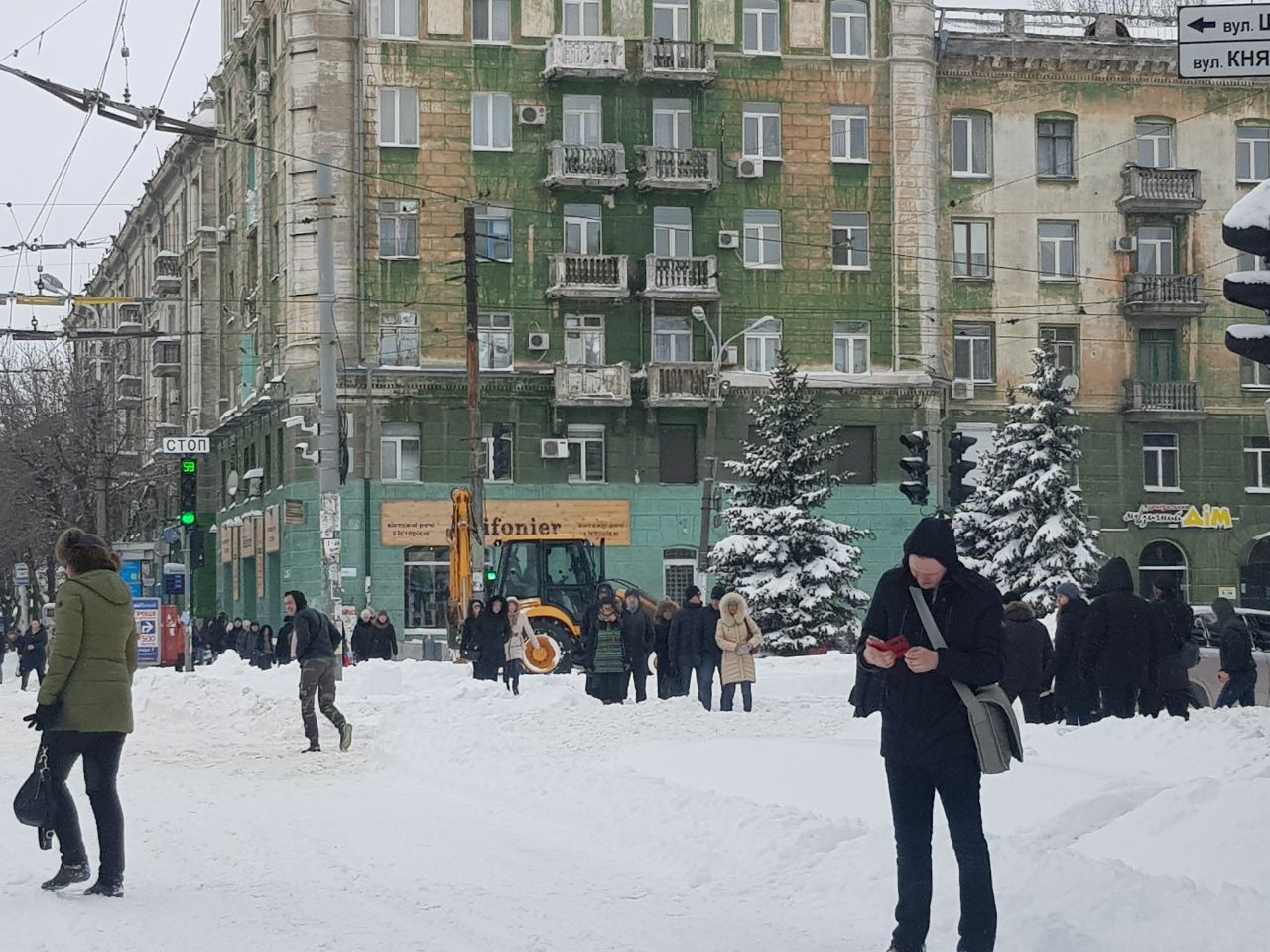 Холод – не преграда: в Днепре активно расчищают тротуары (ФОТОРЕПОРТАЖ). Новости Днепра.