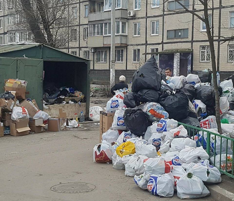 В Днепре собирают жалобы на грязные дворы. Новости Днепра