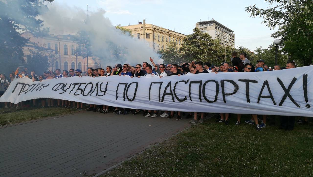 Днепр: футбольные фаны протестуютипротив именных билетов. Новости Днепра