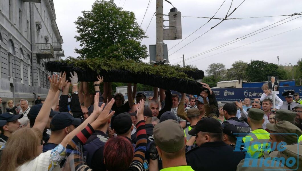 В Днепре у памятника Славы блокировали проспект. Новости Днепра