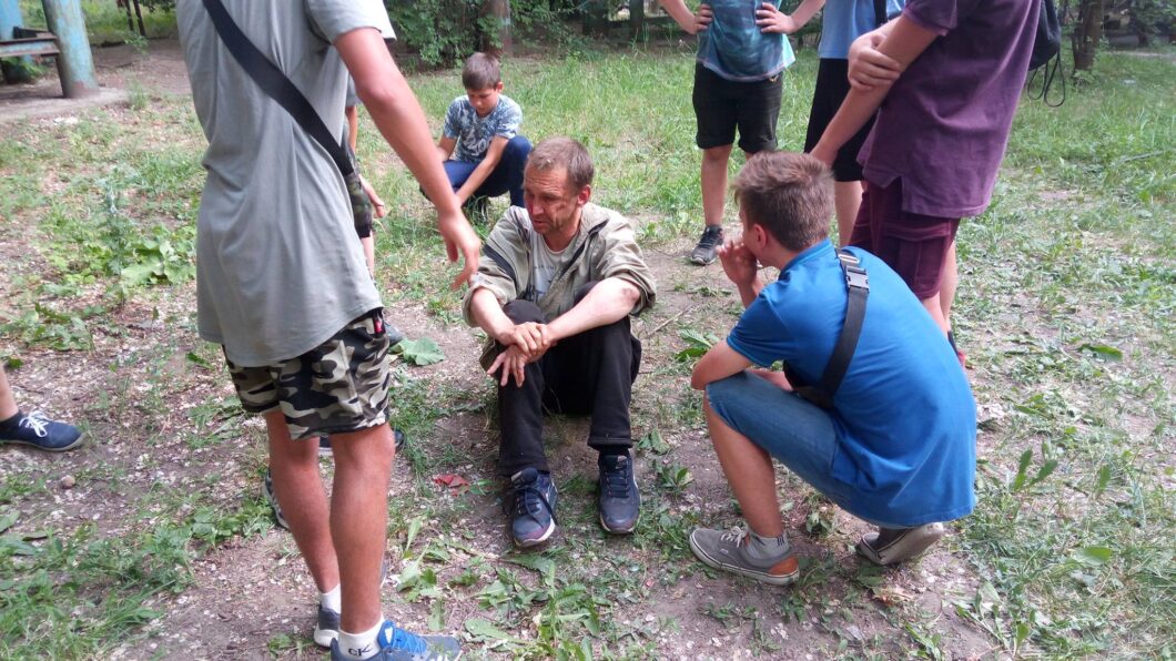 В Днепре мужчина напал на мамочек с детьми на детской площадке. новости Днепра