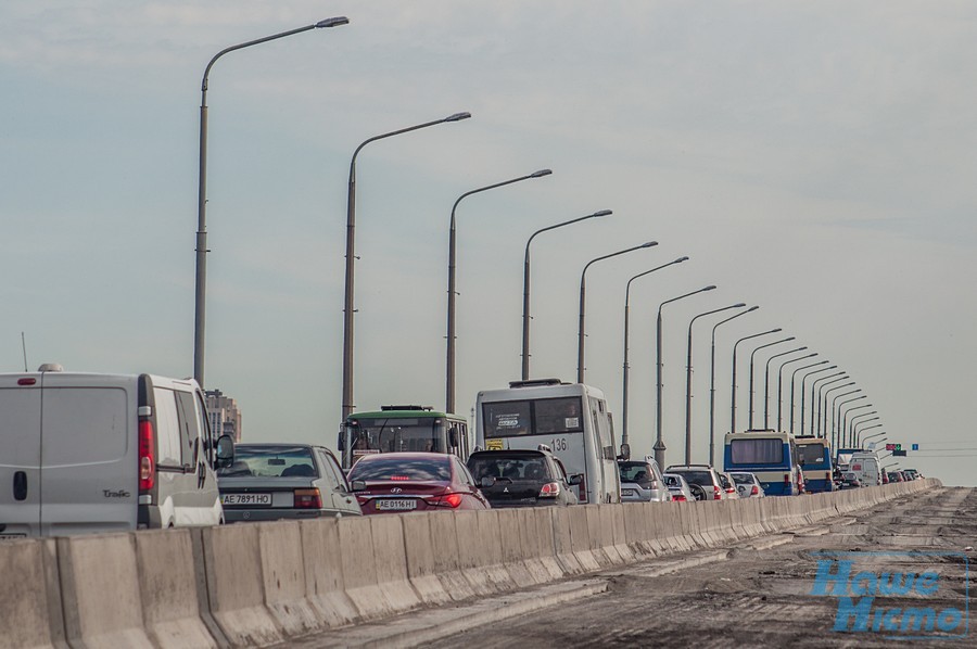 На Новом мосту в Днепре заработал реверсивный светофор. новости Днепра