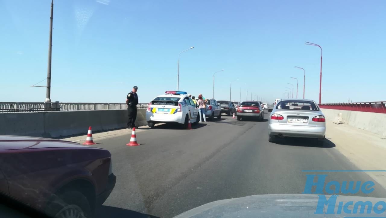 В Днепре стоит центр: ДТП на Новом мосту в сторону левого берега. новости Днепра