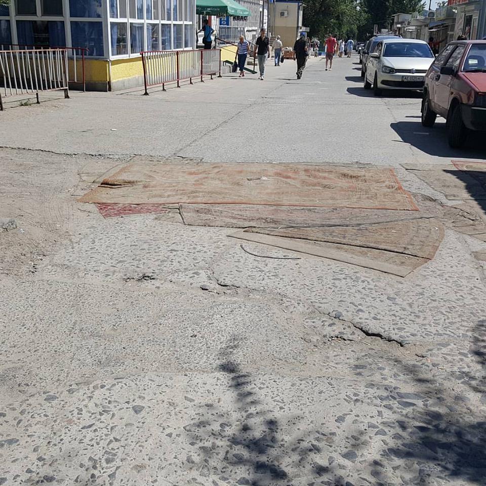 Днепряне застилают коврами улицы города. Новости Днепра