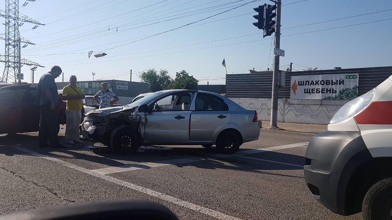 ДТП на Набережной: движение затруднено. Новости Днепра