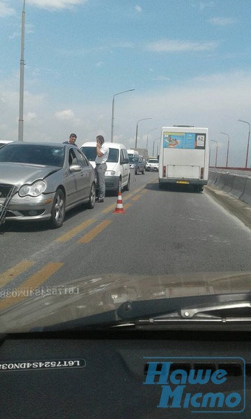 На Новом мосту большая авария: мост стоит в обе стороны. Новости Днепра