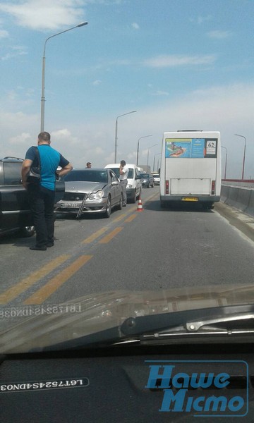 На Новом мосту большая авария: мост стоит в обе стороны. Новости Днепра