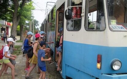 Школьники Днепра впервые смогут ездить в электротранспорте за полцены. новости Днепра