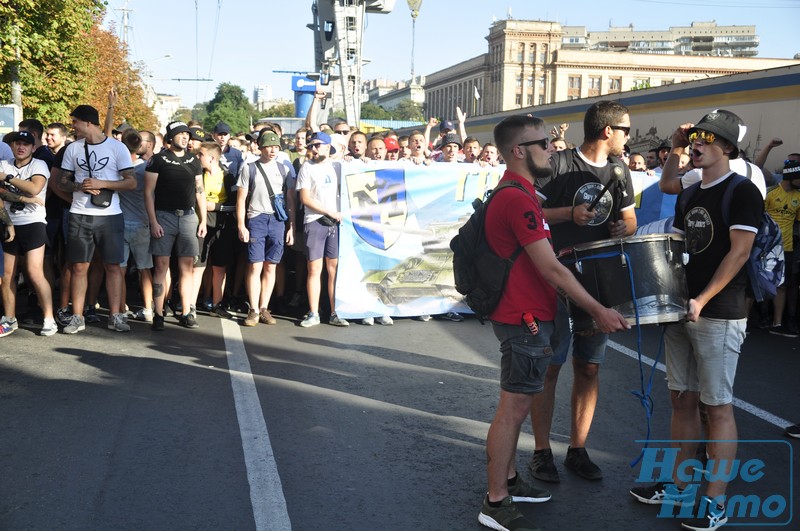 Взрывы и фаеры: в центре Днепра шествие ультрас. новости Днепра