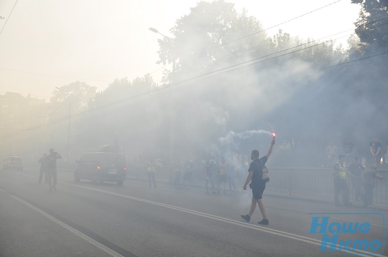 Взрывы и фаеры: в центре Днепра шествие ультрас. новости Днепра