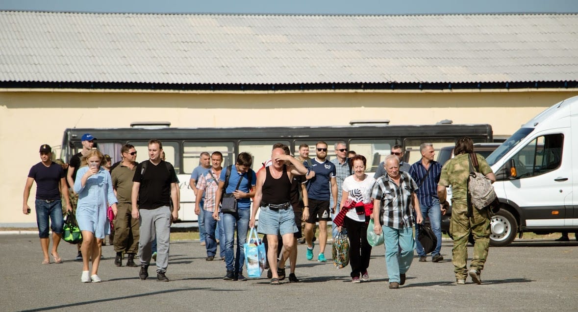 Полоса препятствий и автоматы: работники мэрии Днепра прошли военную подготовку. Новости Днепра