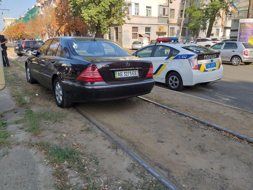 В центре Днепра "Mercedes" парализовал движение трамваев. Новости Днепра