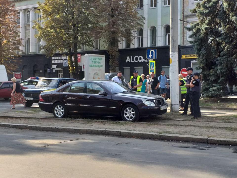 В центре Днепра "Mercedes" парализовал движение трамваев. Новости Днепра