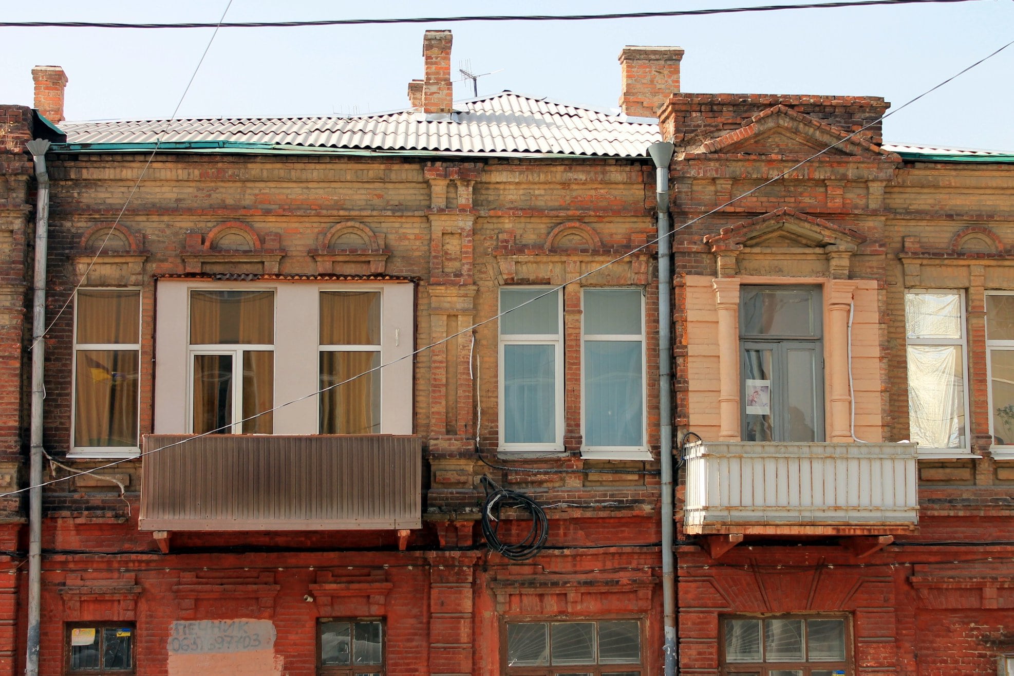 В Днепре на Троицкой демонтируют балконы. Новости Днепра