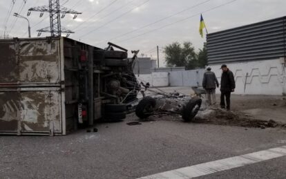 Серьезное ДТП на Набережной Днепра: грузовик на полном ходу снес столб. Новости Днепра