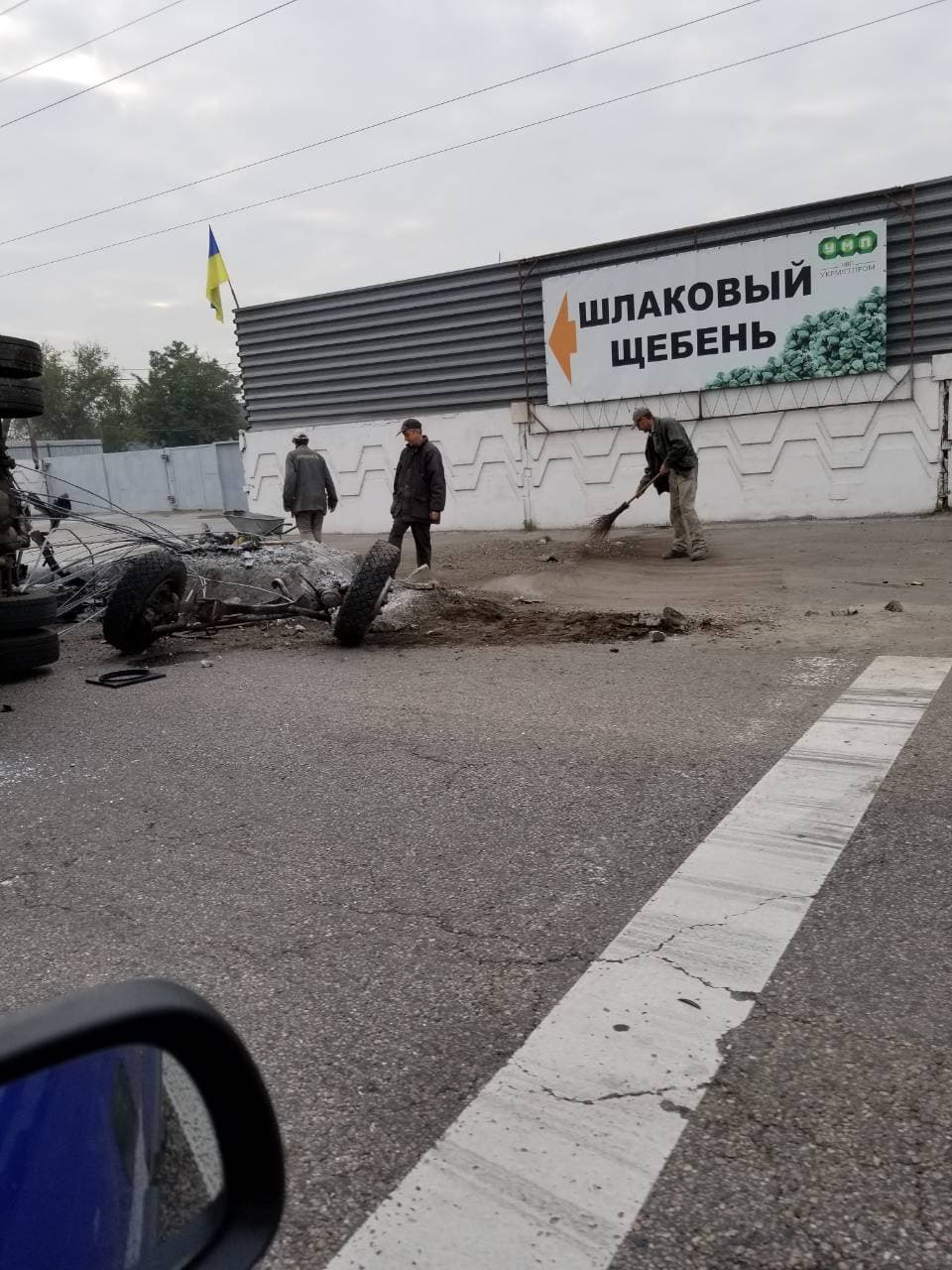 Серьезное ДТП на Набережной Днепра: грузовик на полном ходу снес столб. Новости Днепра