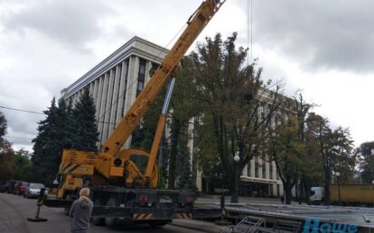 В Днепре возле ОГА монтируют огромную сцену: что там будет. Новости Днепра