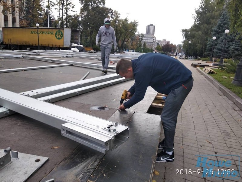 В Днепре возле ОГА монтируют огромную сцену: что там будет. Новости Днепра
