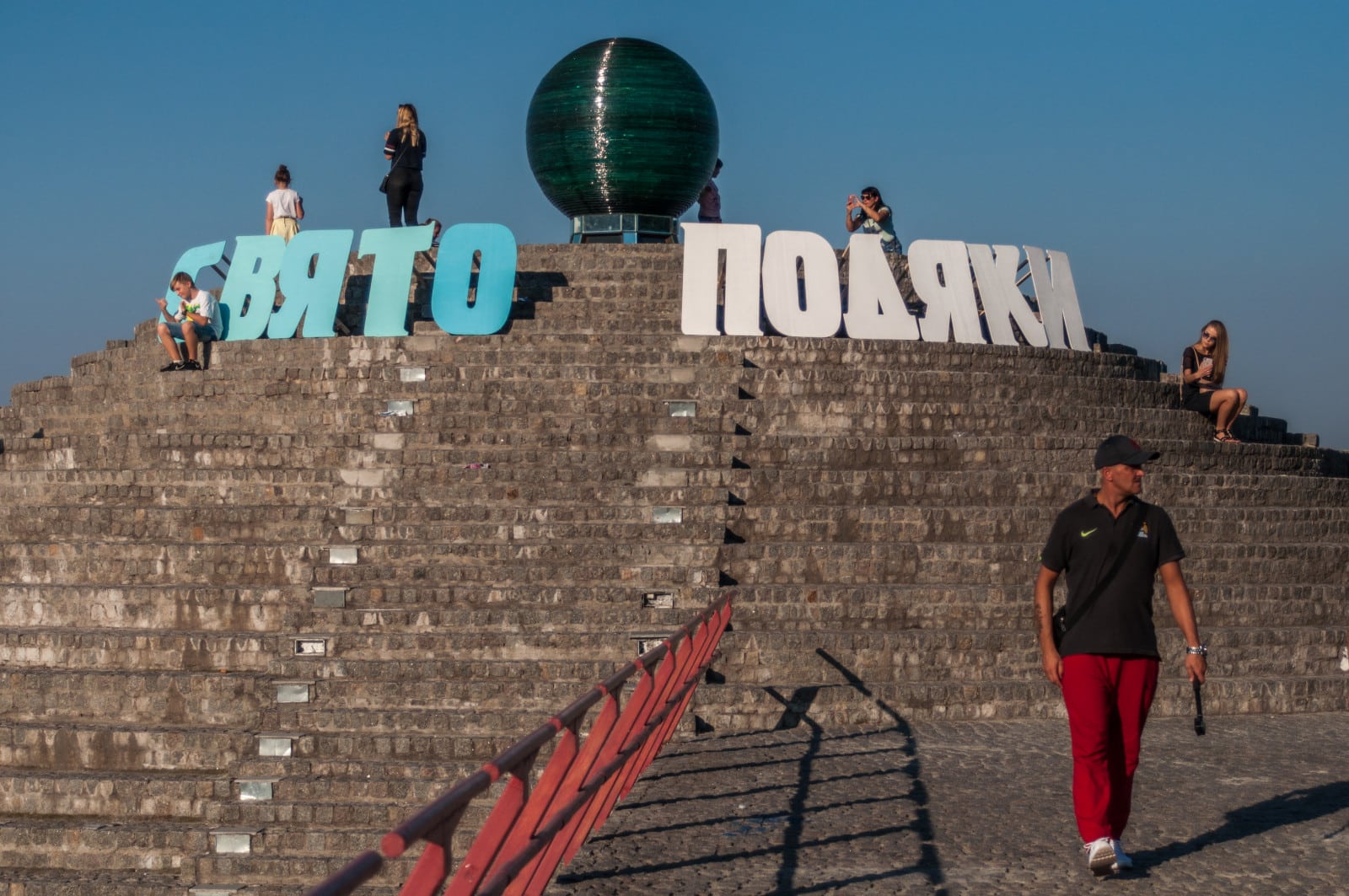 Большой пирог и тысячи гостей: в Днепре второй раз масштабно отметили День благодарения. Новости Днепра