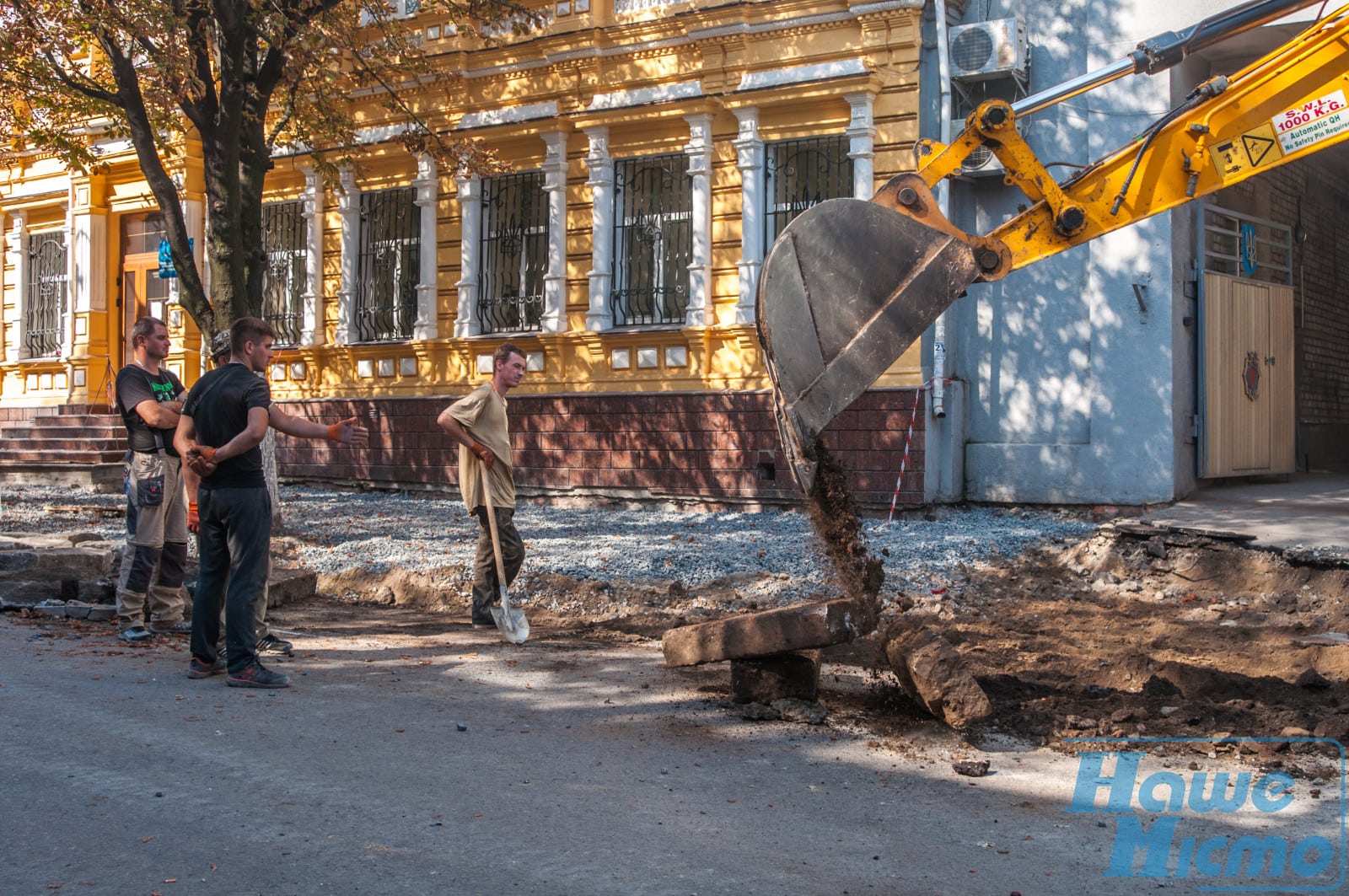 На улице Короленко в Днепре с тротуаров срывают старый асфальт (фоторепортаж). Новости Днепра