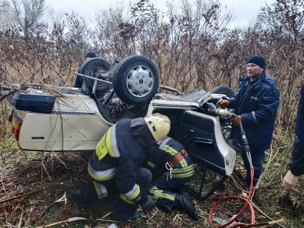 В Днепре случилось ДТП: легковушка слетела в кювет. Новости Днепра