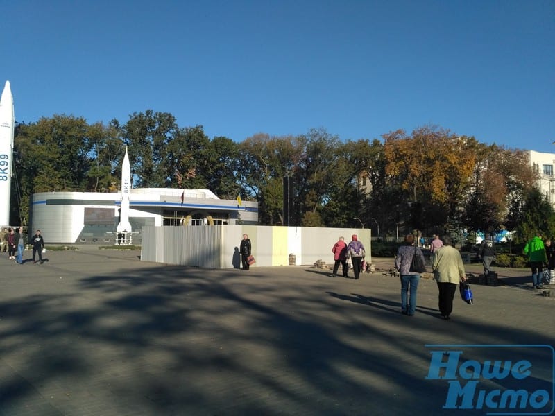 В Днепре возле ракет выросло необычное дерево. Новости Днепра