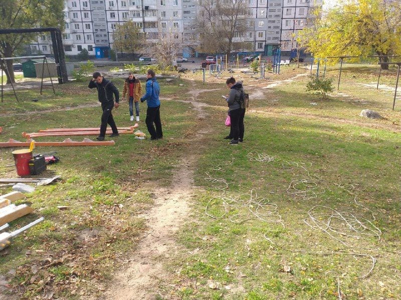 "Не доставайся никому": в Днепре детскую площадку облили смолой. Новости Днепра