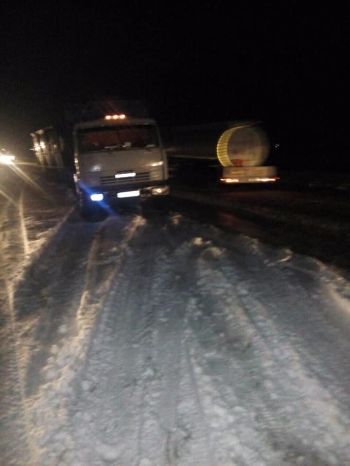 Под Днепром автобус с детьми угодил в снежную ловушку (фото). Новости Днепра