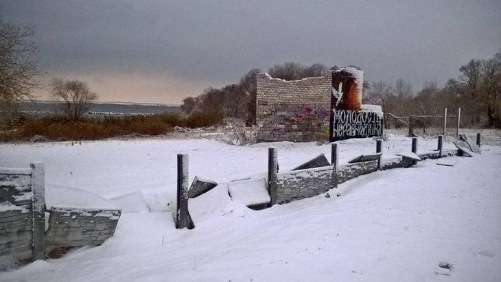 Под Днепром вандалы уничтожили пляж и "утопили" качели (Фото). Новости Днепра