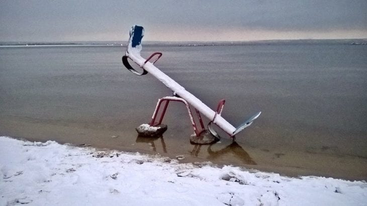 Под Днепром вандалы уничтожили пляж и "утопили" качели (Фото). Новости Днепра