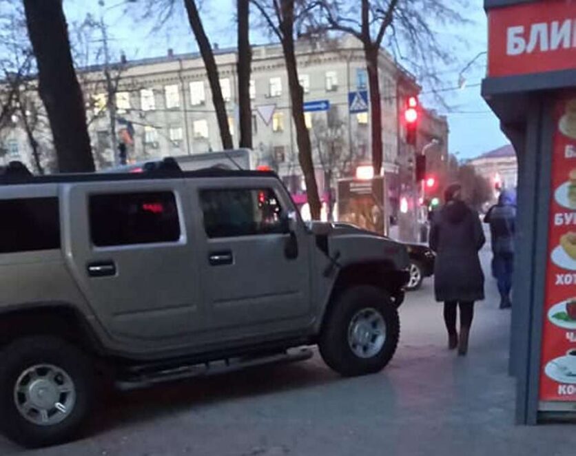 "Я паркуюсь, как осёл": в центре Днепра огромный Хаммер перегородил тротуар (фото). Новости Днепра