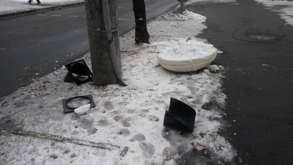 В Днепре троллейбус разнёс светофор вдребезги (фото). Новости Днепра