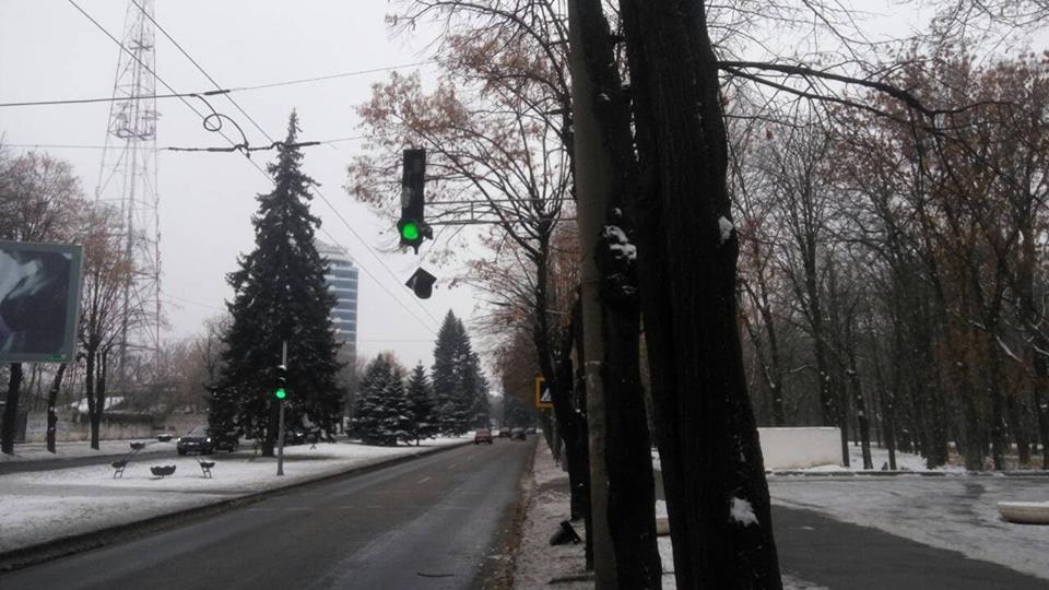 В Днепре троллейбус разнёс светофор вдребезги (фото). Новости Днепра