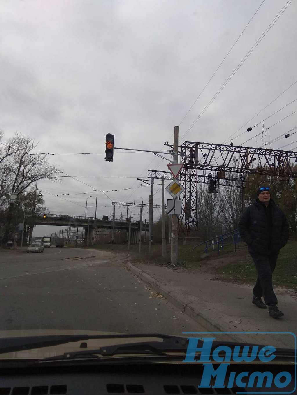 На опасной развилке Днепра появились новые светодиодные светофоры (фото). Новости Днепра