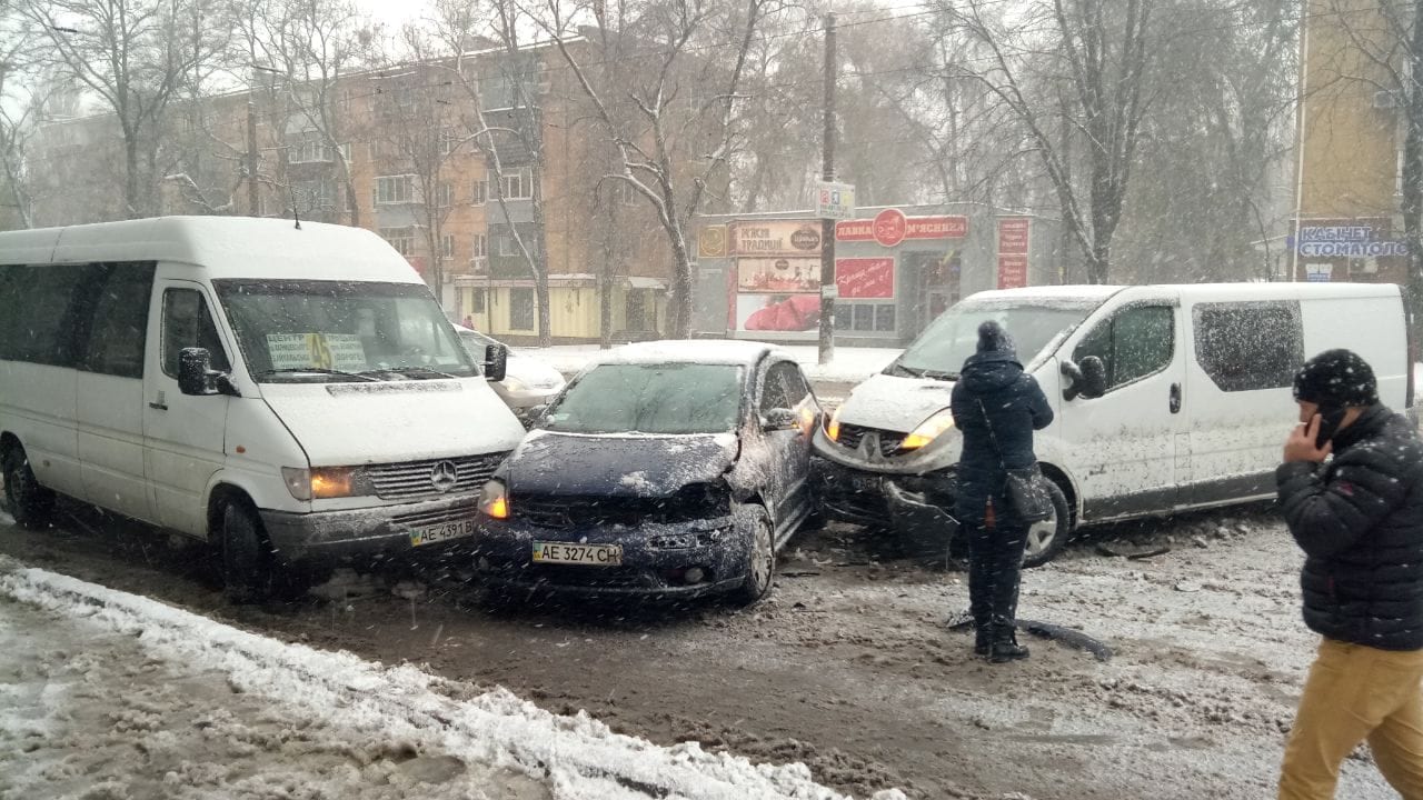 Последствия ночного снегопада: как сейчас ходит транспорт Днепра. Новости Днепра