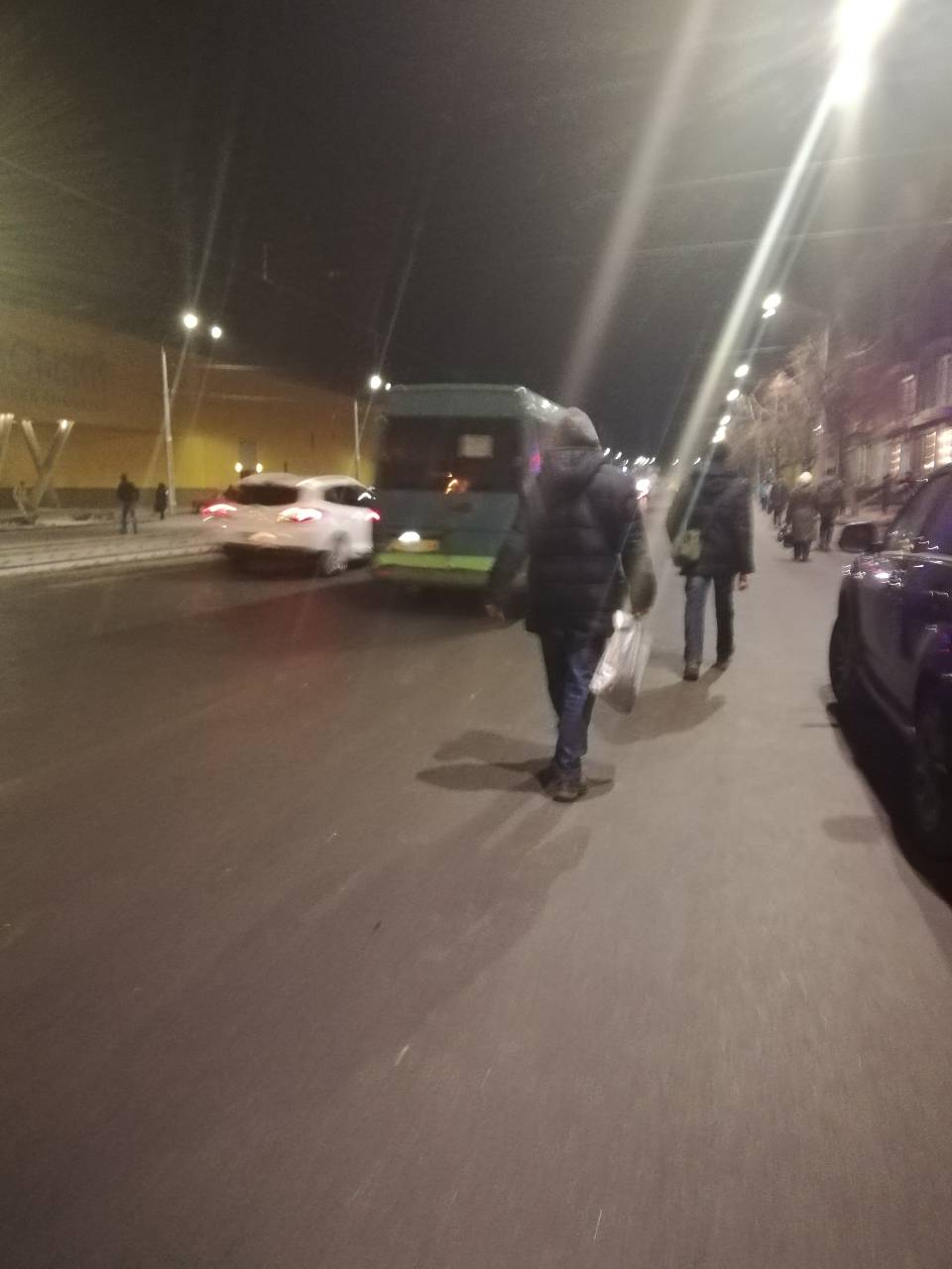 Реконструкция ул. Кручатова: в Днепре водители-хамы лезут с угрозами к рабочим и мешают процессу. Новости Днепра