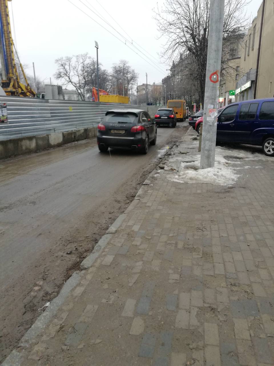 Люди мёрзнут на остановках: в Днепре водители популярных автобусов самовольно меняют маршрут. Новости Днепра