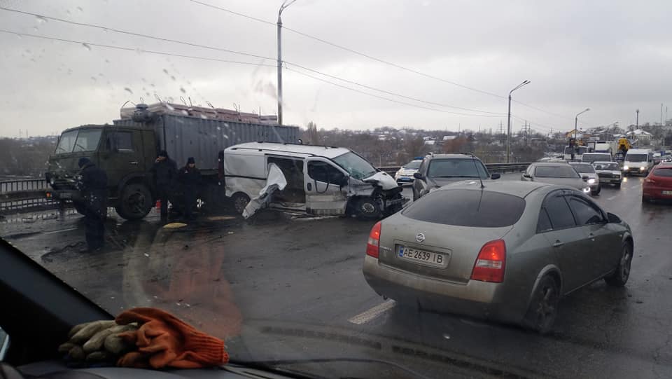 В Днепре ДТП парализовало движение по мосту (фото). Новости Днепра