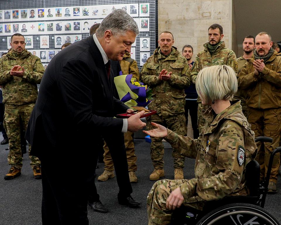 Визит Порошенко в Днепр: Президент вручил награды военным. Новости Днепра